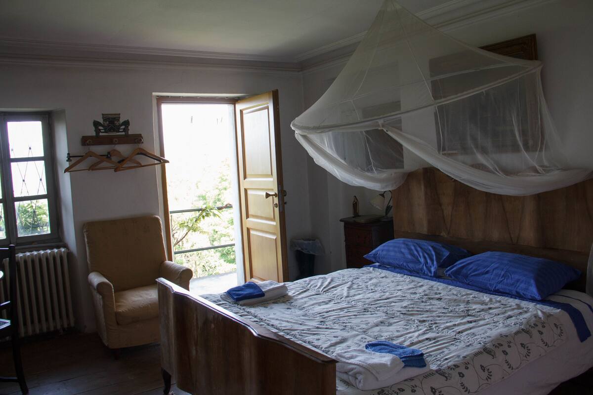 Desk, free cots/infant beds, rollaway beds, free WiFi