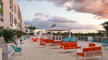 Piscine extérieure, cabanons gratuits, chaises longues