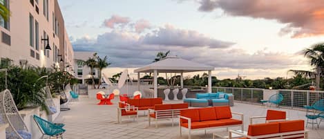 Utomhuspool, öppet 08.00 till 20.00, gratis cabanor och solstolar