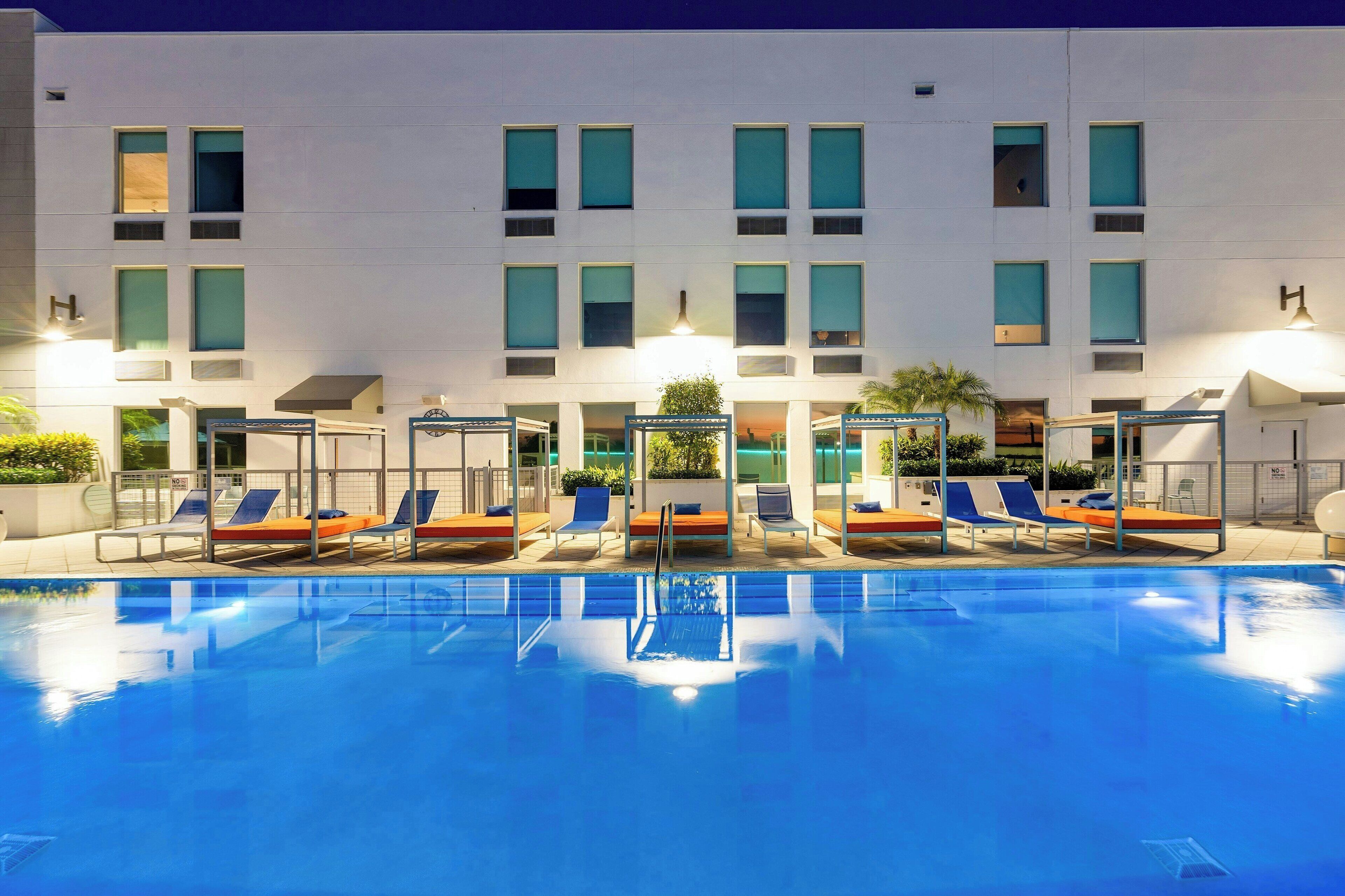 Una piscina al aire libre, camas de piscina gratis