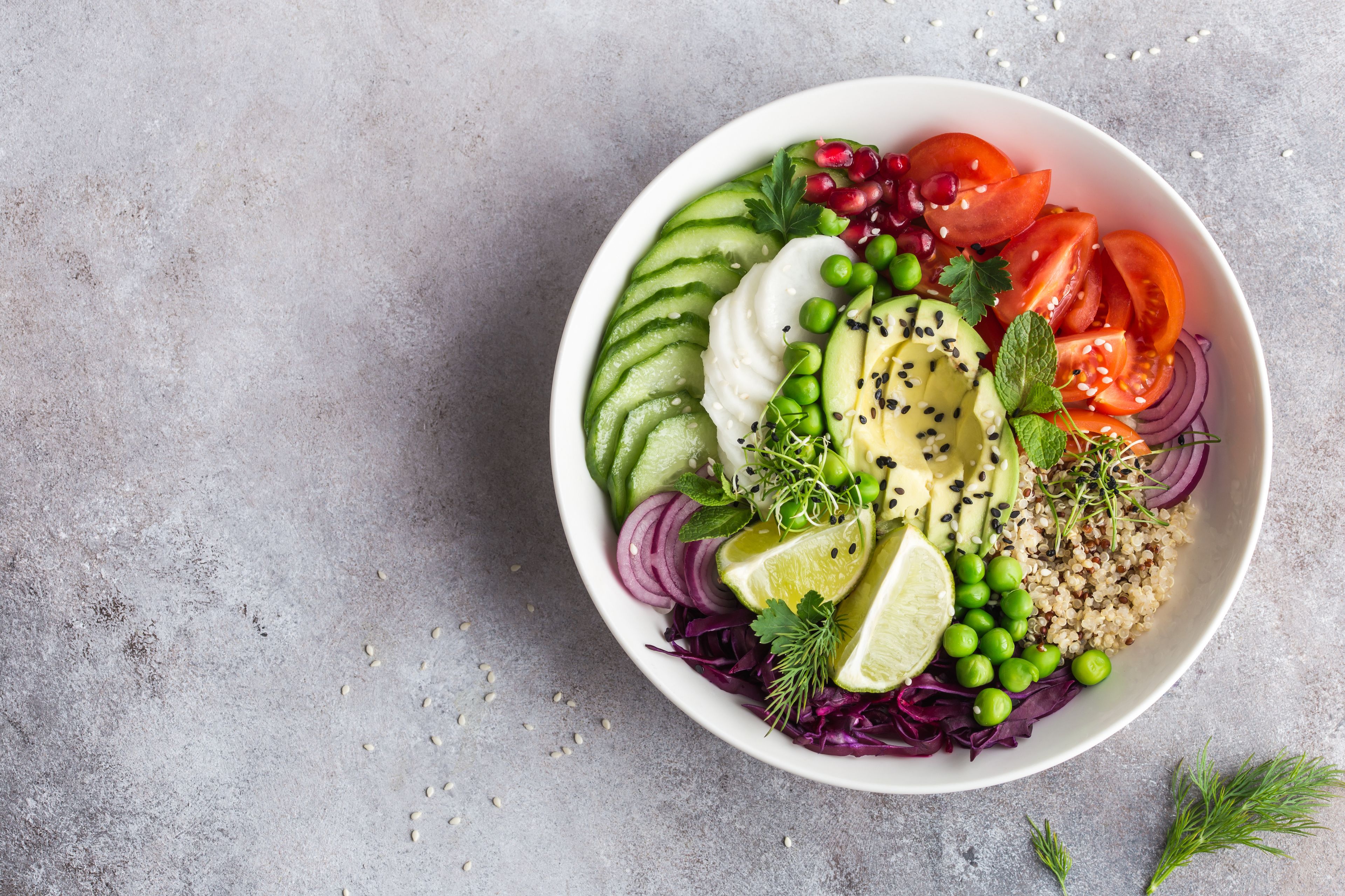 Un tazón de ensalada con diversos vegetales y granos.