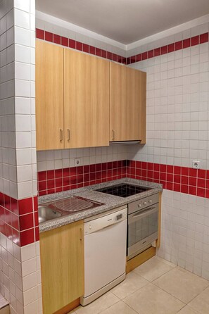 Refrigerador, microondas, placa de cocina, cafetera expreso