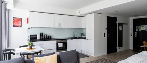 Studio Affaires | Repas dans la chambre