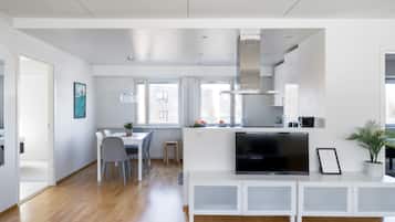 Apartamento estándar, 3 habitaciones, balcón | Zona de estar | Televisión de pantalla plana de 39 pulgadas con canales por cable