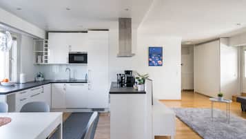 Apartamento estándar, 3 habitaciones, balcón | Cocina privada | Frigorífico, microondas, horno y placa de cocina