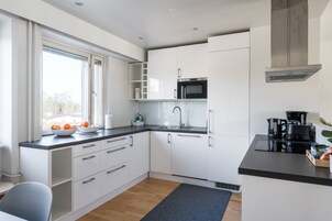 Appartamento Standard, 3 camere da letto, balcone | Cucina privata | Frigorifero con congelatore, microonde, forno, piano cottura