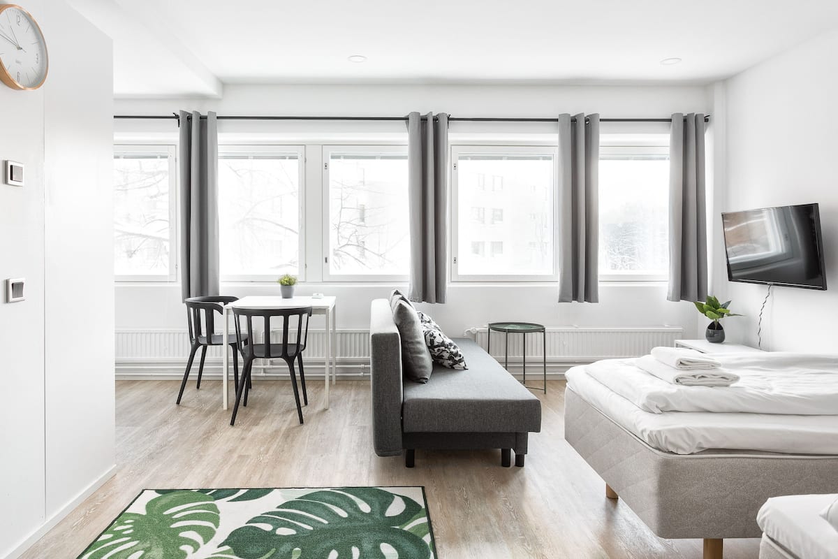 Standard Studio, Kitchen | Living area | 39-inch flat-screen TV with cable channels, Smart TV