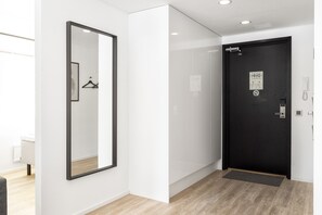 Familjestudio - kök | Skrivbord, mörkläggningsgardiner, ljudisolering och strykjärn/strykbräda