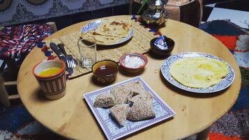 Petit déjeuner composé de spécialités régionales compris tous les jours