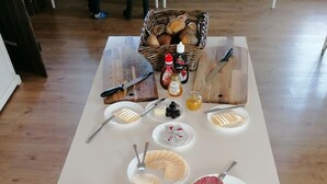 Un bufé de desayuno con diversas opciones de comida y salsas.