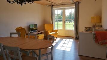 Departamento básico, varias camas, para no fumadores | Área de sala de estar