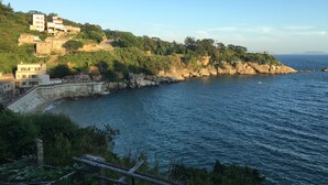 Una zona costera amb edificis damunt d'una collada amb vista al mar.