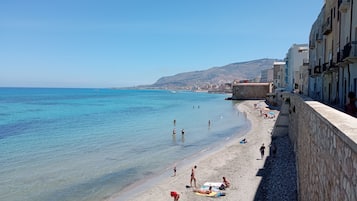 Playa en los alrededores, traslado desde/hacia la playa y sombrillas