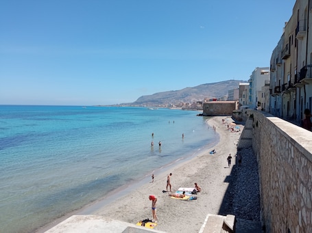Una playa cerca, traslado desde/hacia la playa, sombrillas