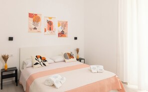Double Room, Private Bathroom | Premium bedding, minibar, in-room safe, desk - La Trinacria Rooms (Trapani)