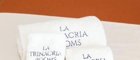 Kahden hengen huone, oma kylpyhuone | Ylelliset vuodevaatteet, minibaari, tallelokero huoneessa, työpöytä