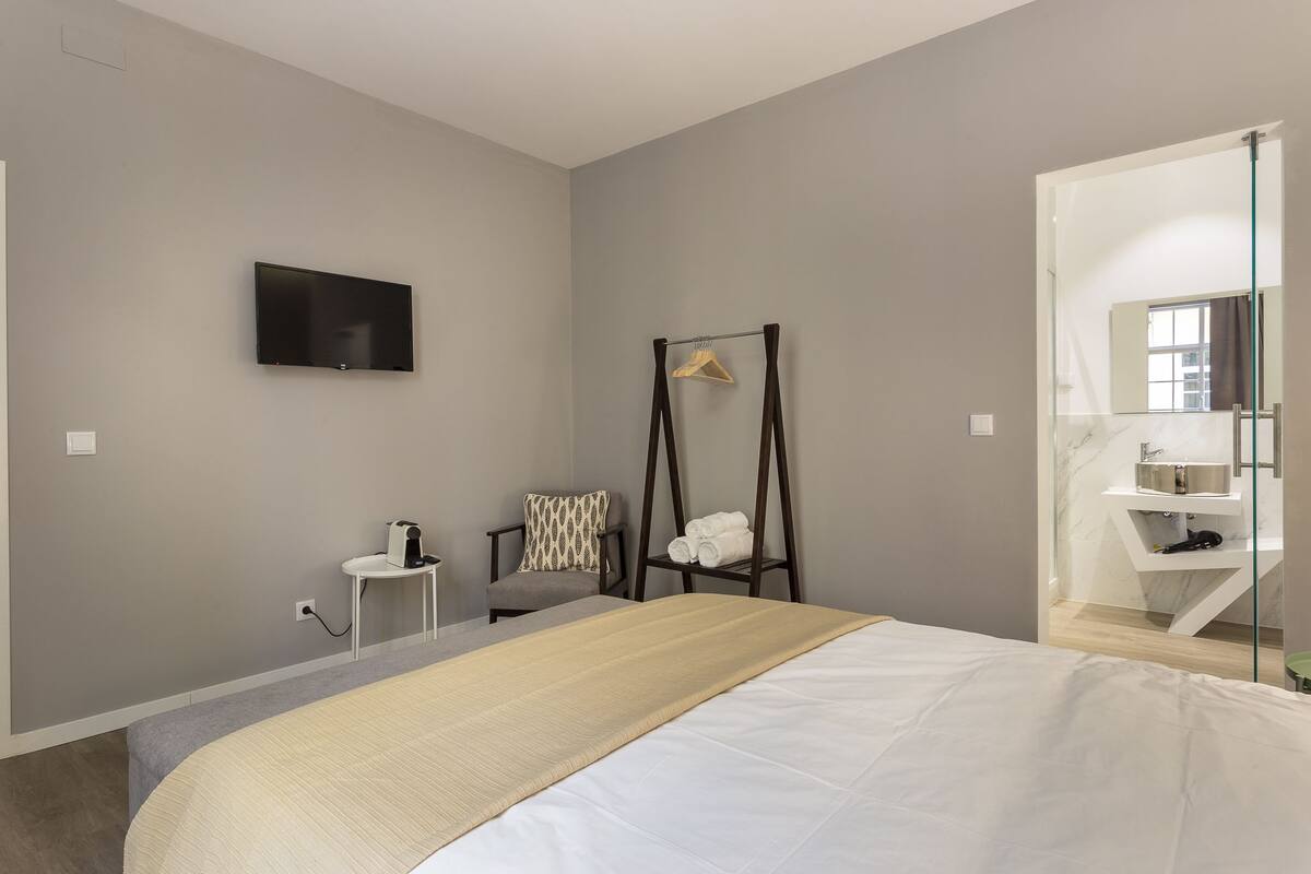 Superior Cozy Neighborhood Room | เครื่องนอนระดับพรีเมียม, ผ้าม่านกันแสง, ห้องเก็บเสียง, เตารีด/โต๊ะรีดผ้า