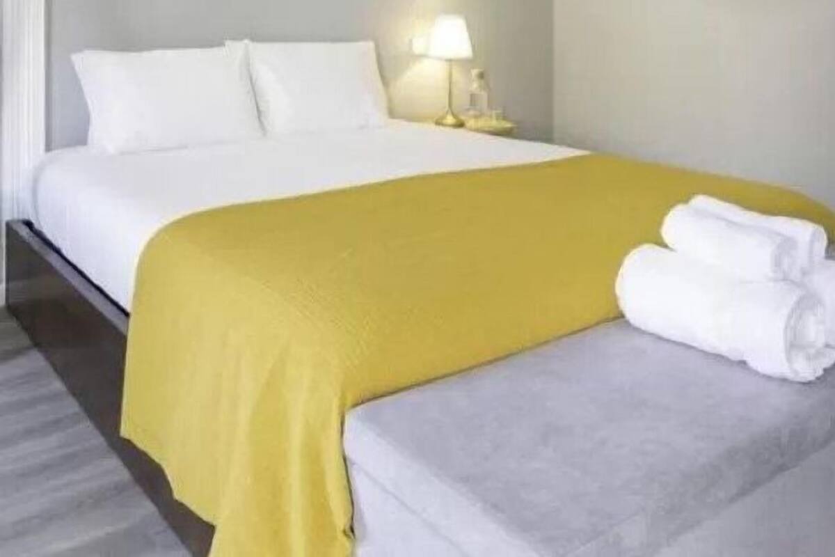 Premium Room Street View | เครื่องนอนระดับพรีเมียม, ผ้าม่านกันแสง, ห้องเก็บเสียง, เตารีด/โต๊ะรีดผ้า