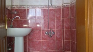 A bathroom with a sink, toilet, and shower. - Otel Alimoglu (Gelendost)