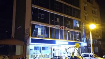 Fassade der Unterkunft – Abend/Nacht