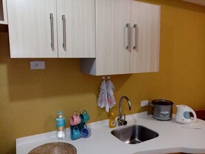 Private kitchenette - Florida's Bed and Breakfast (Baguio)