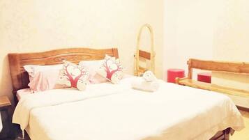 Family Room | Desk, free WiFi, bed sheets
