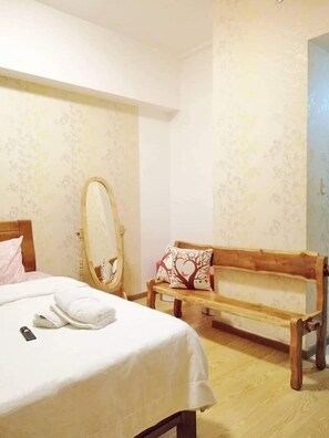 Family Room | Desk, free WiFi, bed sheets - Florida's Bed and Breakfast (Baguio)