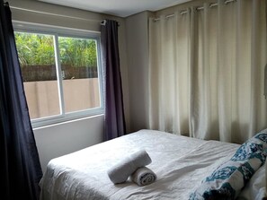 Family Room | Desk, free WiFi, bed sheets - Florida's Bed and Breakfast (Baguio)
