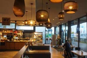 Bữa sáng buffet hàng ngày (13.9 EUR/mỗi người)