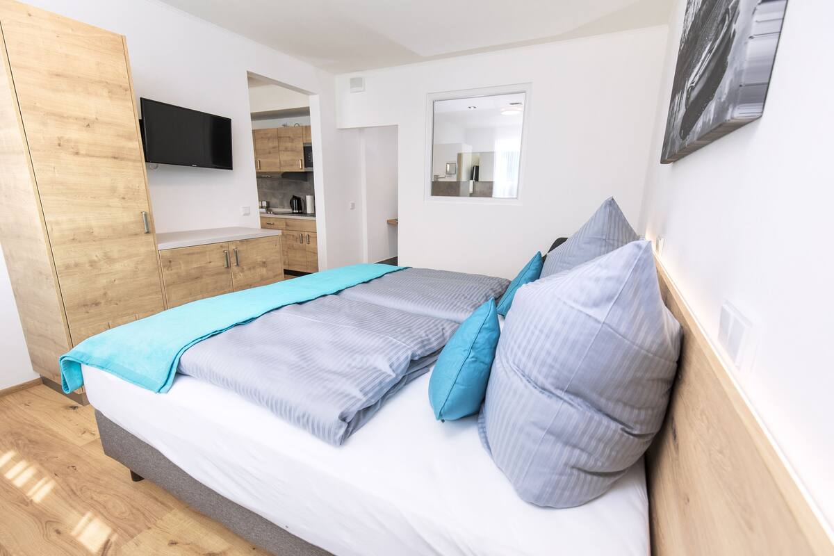 Phòng Suite, 1 phòng ngủ | 1 phòng ngủ, bàn, màn/rèm cản sáng, phòng cách âm