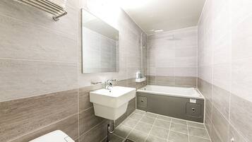 Suíte (Bed type) | Banheiro | Banheira de imersão, produtos de toalete grátis, secador de cabelo