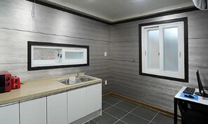 Mini-Kühlschrank, Mikrowelle, Herdplatte