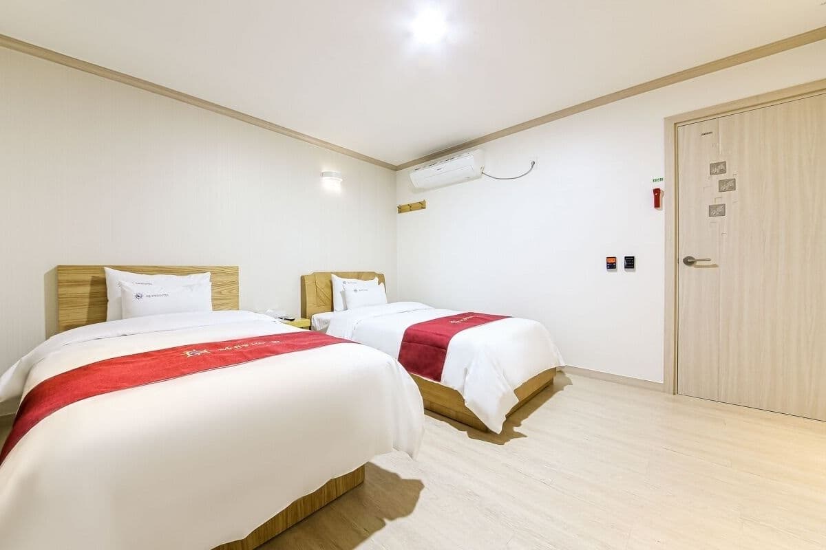 1 bedroom, hypo-allergenic bedding, down duvets, blackout curtains