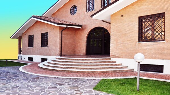 Exterior - Villa Smeraldo (Rome)