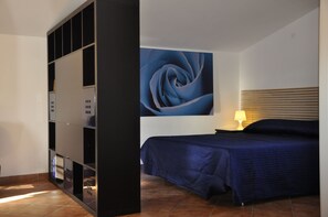 In-room safe, individually decorated, individually furnished, desk - Villa Smeraldo (Rome)