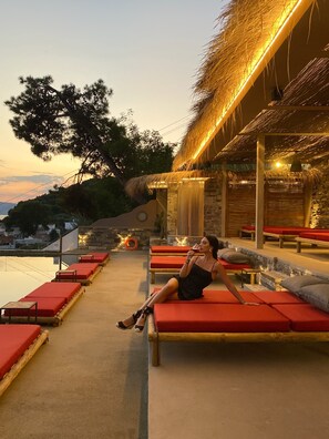 Piscine extérieure (ouverte en saison), parasols de plage