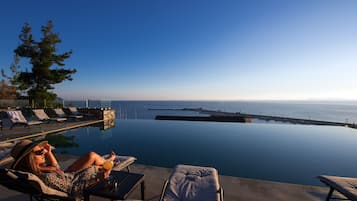 Außenpool (je nach Saison geöffnet), Sonnenschirme