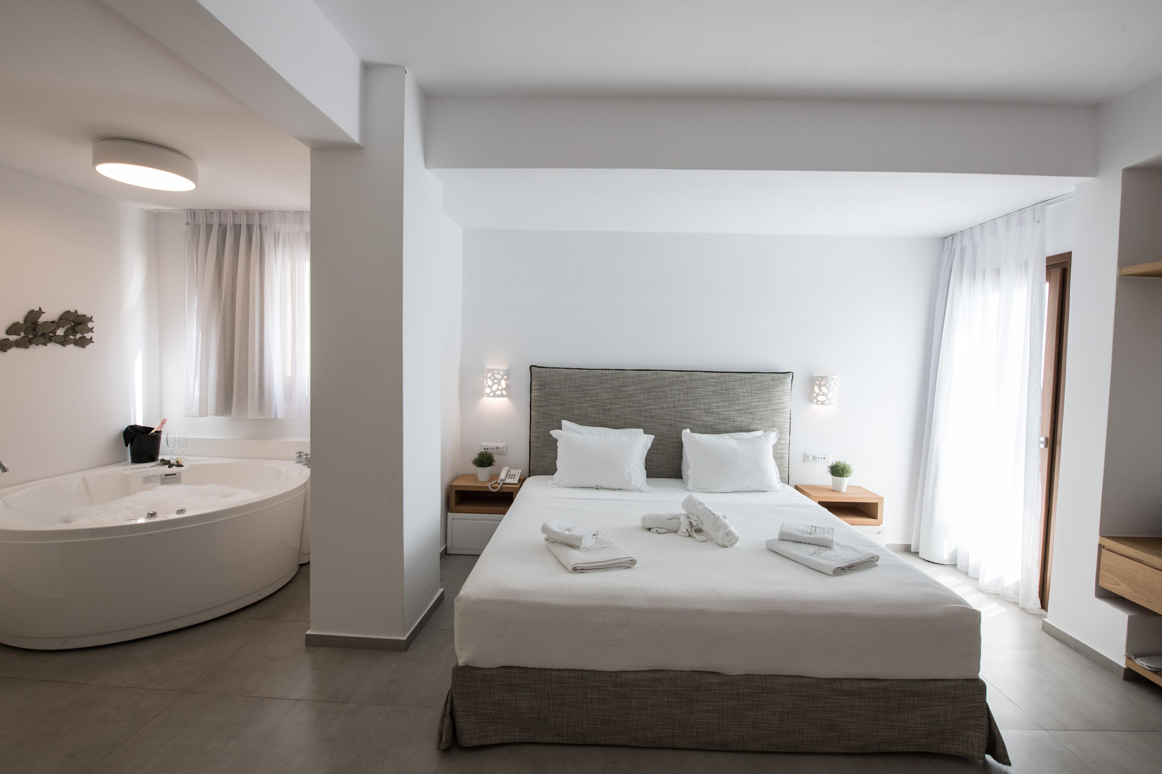 Honeymoon suite with indoor jacuzzi | Biancheria da letto ipoallergenica, minibar, una cassaforte in camera