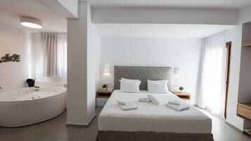Honeymoon suite with indoor jacuzzi | Biancheria da letto ipoallergenica, minibar, una cassaforte in camera