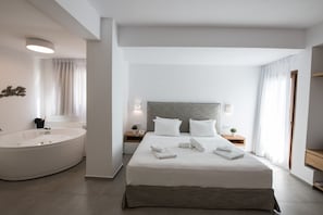 Honeymoon suite with indoor jacuzzi | Allergikerbettwaren, Minibar, Zimmersafe, Schreibtisch