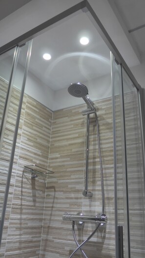 Dreibettzimmer (Larice) | Dusche im Bad