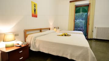 Habitación cuádruple familiar | Minibar, caja de seguridad en la habitación y decoración personalizada