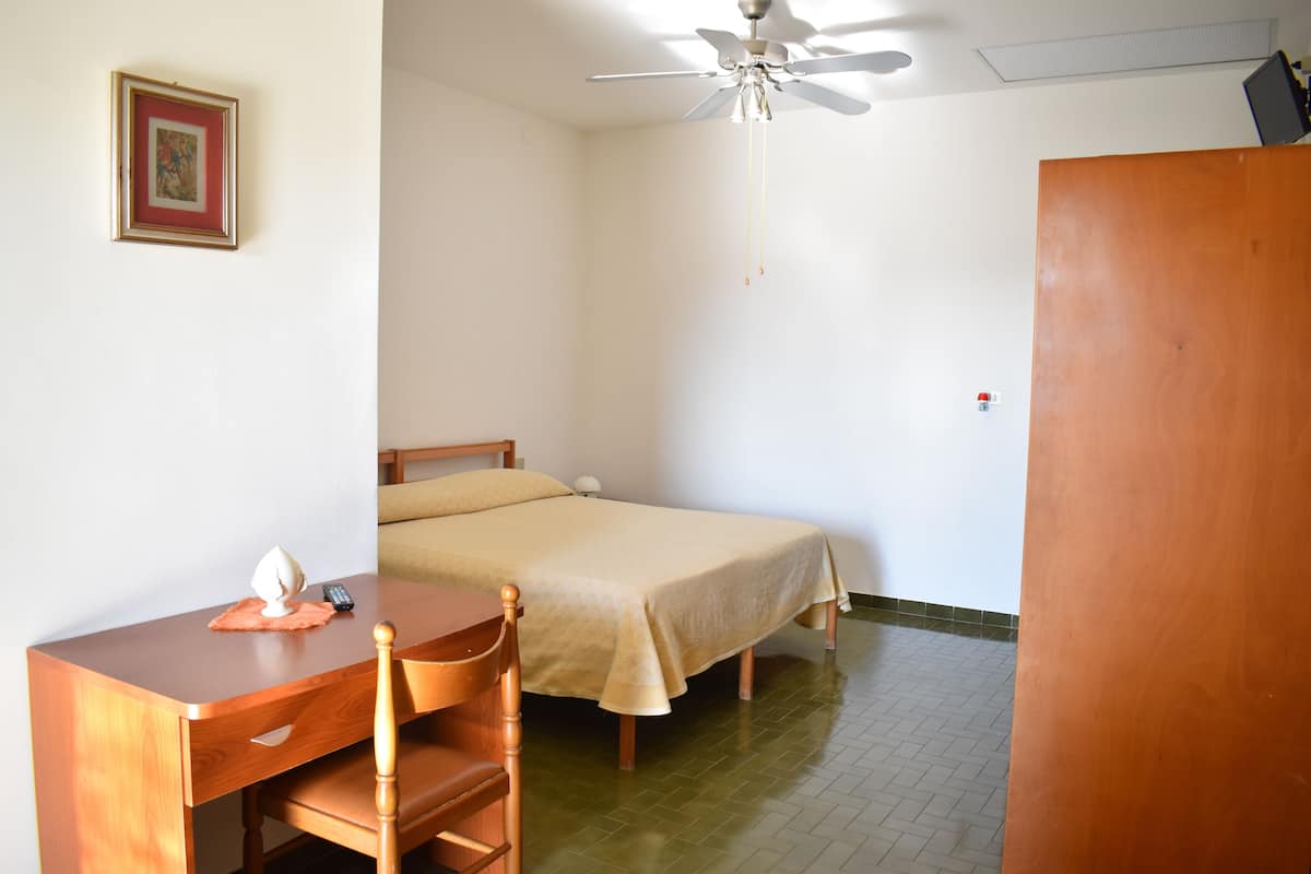 Minibar, in-room safe, individually decorated, individually furnished