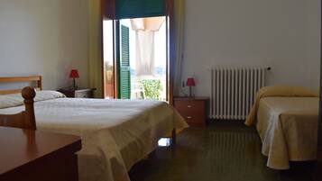 Habitación triple panorámica | Minibar, caja de seguridad en la habitación y decoración personalizada