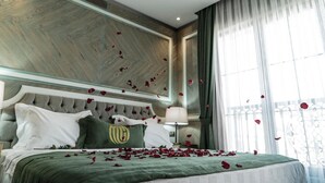A hotel room with a large bed, a wooden headboard, a nightstand, and a window with curtains. - Mirart Hotel Boutique & SPA Yalova (Yalova)