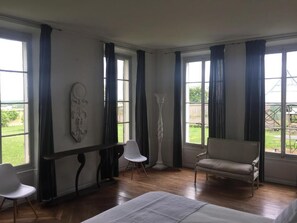 Decoración personalizada, muebles diferentes y escritorio