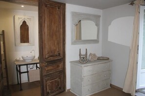 Amenidades de baño gratuitas, secadora de cabello, toallas