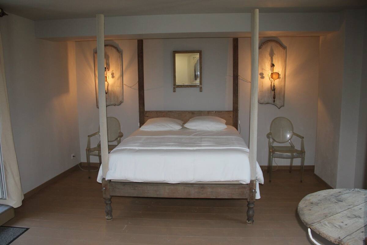 Habitación doble (Vaux le Vicomte) | Decoración personalizada, muebles diferentes y escritorio