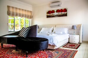 Grand-Villa | Hochwertige Bettwaren, Minibar, Zimmersafe, individuell dekoriert