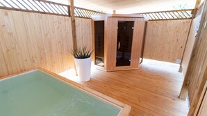 A wooden spa area with a hot tub and a sauna. - Graceland Conference & Lifestyle Centre (Akasia)